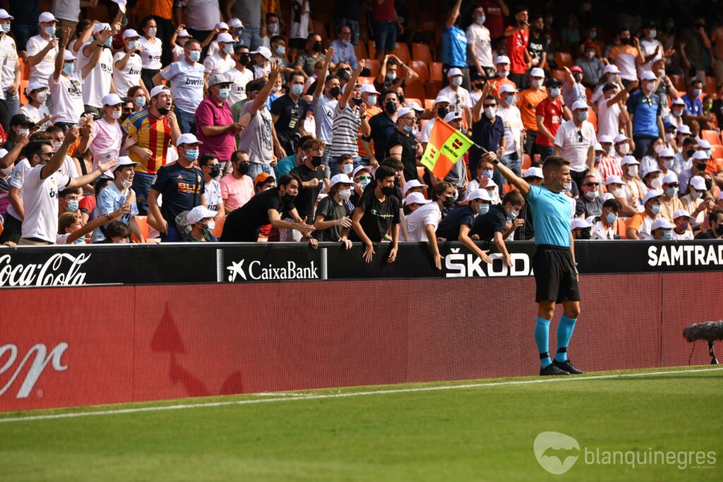 ARA MATEIX Els aficionats del València comencen a rebre l abonament