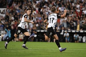 Mestalla respira amb la primera victòria del València (2-0)