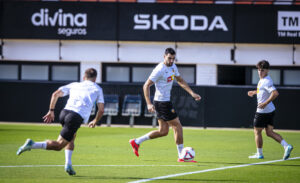 Rafa Mir torna a entrenar amb el grup