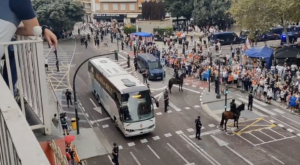 La rebuda de l’autobús del València abans d'enfrontar-se al Girona