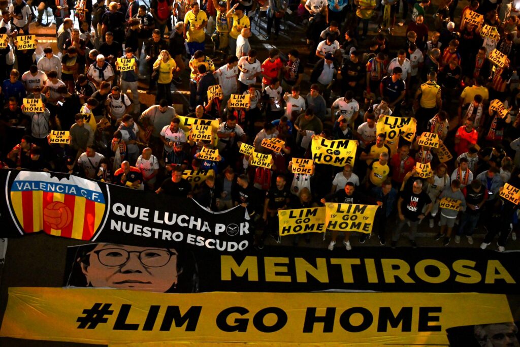 L'afició protesta a l'Avinguda de Suècia després del ridícul del València