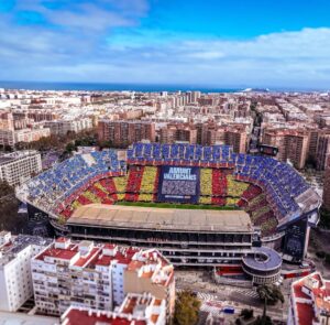 Vídeo: l''Himne Regional a Mestalla en memòria dels afectats