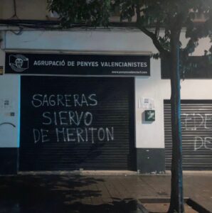 La seu de l'Agrupació de Penyes apareix amb pintades anònimes