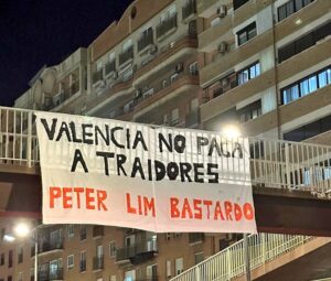 Apareix un cartell contra Peter Lim a l'Avinguda Ausiàs March