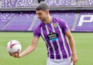 Cenk Özkaçar busca la seua eixida del Reial Valladolid davant la falta de minuts