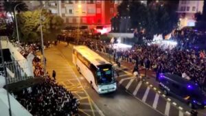 L'arribada del bus del València a Mestalla