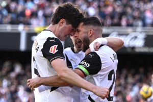 Javi Guerra i Rioja salven les paperetes a Mestalla (2-1)