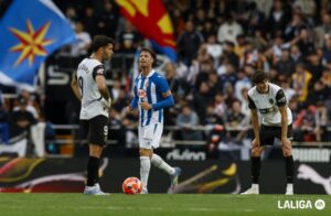 Així va ser la falta inexistent prèvia al gol de l'Espanyol